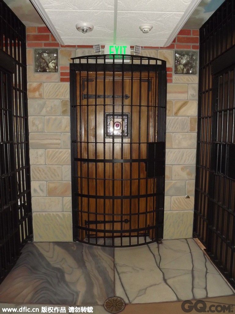 近日，美国俄亥俄州弗米利恩市的一座监狱被改造成旅馆，距离克利夫兰市约45分钟路程，旅馆内设有酒吧等配套设施，最多可容纳 4人。这座监狱位于弗米利恩市历史悠久的海港区，始建于1910年，最初被当成图书馆使用，最后改造成监狱。自开放以来，这家监狱旅馆已经迎来数以百计的访客，来此体验独特感受。旅馆的推销口号是，这是世界上唯一能被私人租下的监狱。