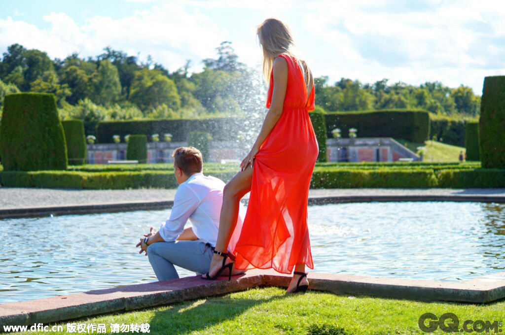 近日，Instagram上有一对瑞典情侣的照片引来无数粉丝点赞。Jesper Lekland和Amanda Wallander在8个月前，开始在Instagram上分享他们健身的视频。而这对爱侣甜蜜的双人俯卧撑和亲密的引体向上，总会以一个吻做结束。这对运动感十足的恋人，每周锻炼五次，每次一小时。网络上已有4万粉丝对他们健美的体型和亲密的关系表示“单身狗不能忍啦！”且看他们如何花式秀恩爱！