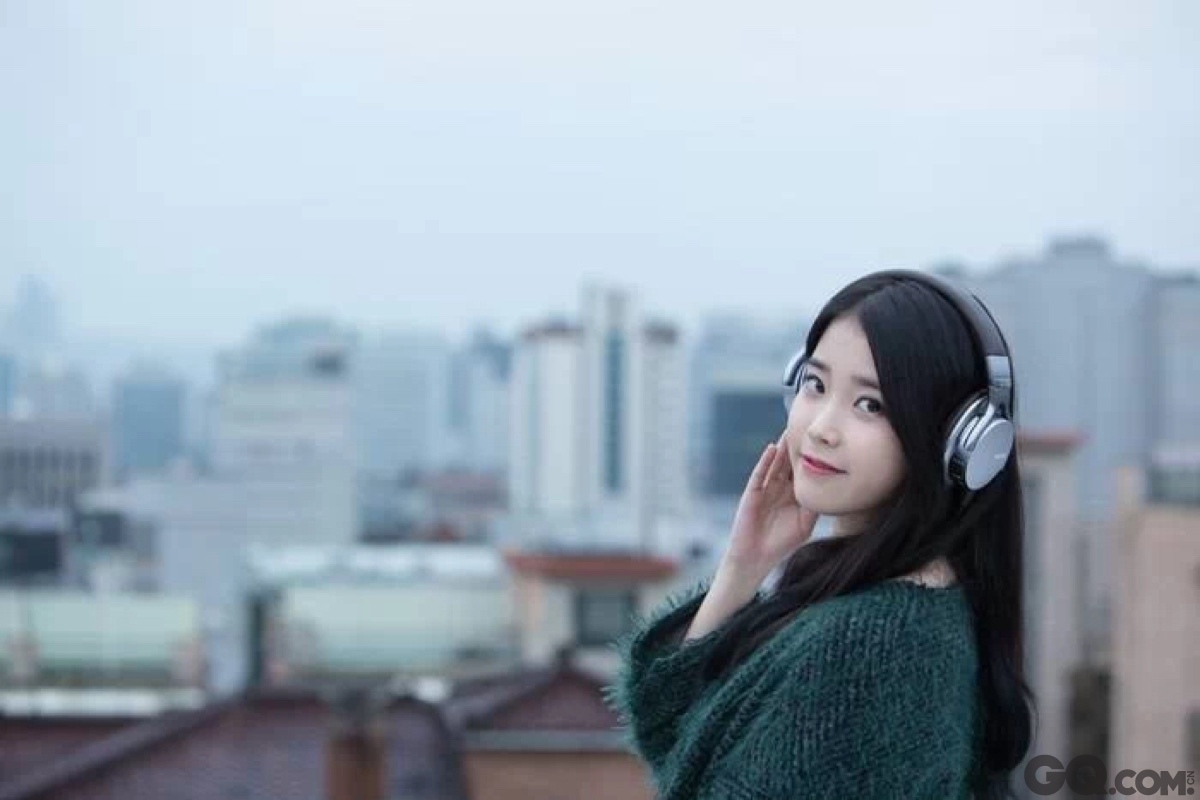 李知恩 IU 
1993年5月16日出生于首尔，女歌手、演员、主持人。
获奖： 2015年第六届国务总理表彰奖等，也是该奖项目前最年轻的solo女歌手获得者。
2015出演KBS金土剧《制作人》。截止2015年，她两次获得MAMA最佳女歌手奖。
IU被韩国人民亲切的称为“国民妹妹”。歌唱实力雄厚，“三段高音”技巧为人津津乐道。