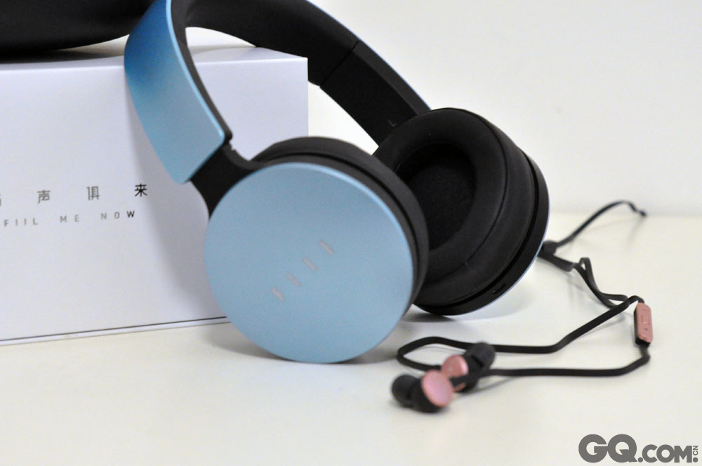 此次推出的蓝粉版fiil耳机采用了新月粉与冰晶蓝两款全新配色，为年轻消费者提供了更丰富、时尚、年轻化的色彩选择。