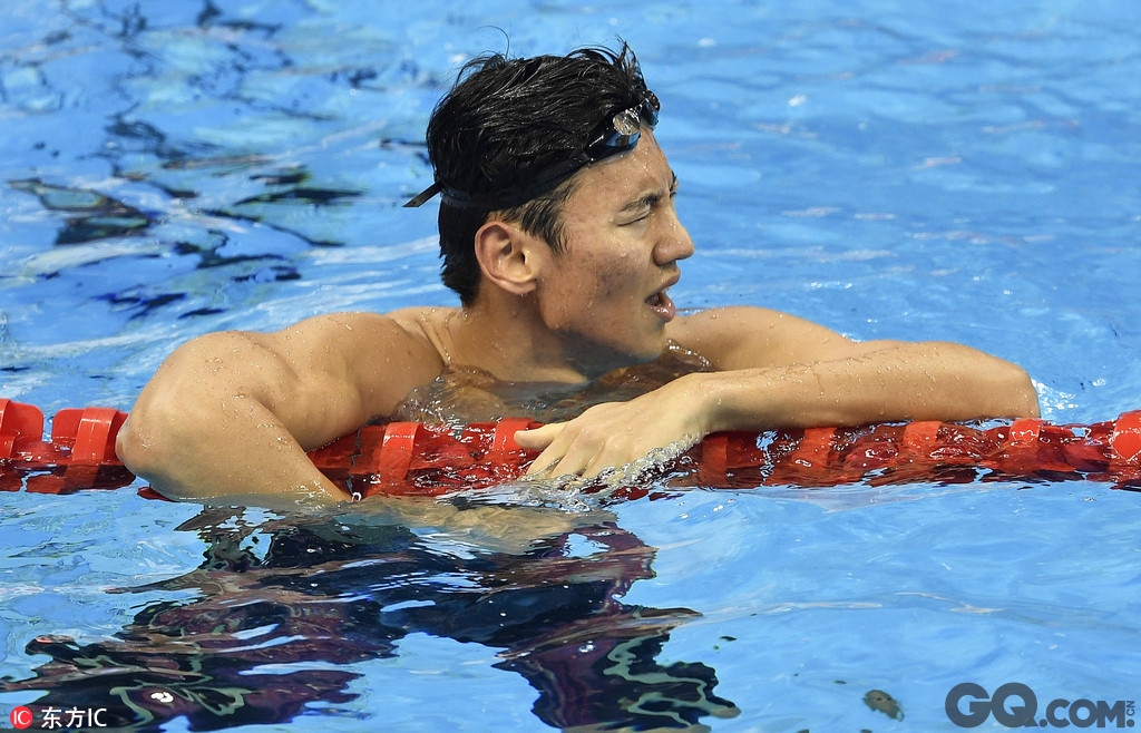 与100米预赛和半决赛一样，宁泽涛没有按照大赛惯例在混合区接受记者的采访，他向苦等的各方媒体微笑致意，甚至与一位游泳资深记者握手，但却始终惜字如金。而赛后，宁泽涛表示，“这个成绩比较满意，这是今年第一次游50米比赛”。
