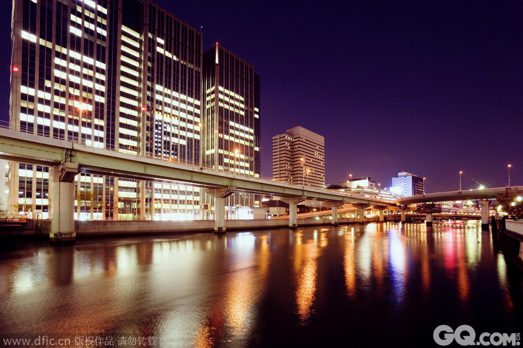 1995年APEC会议在日本大阪。对于注重精致与次序的日本来说，大阪比东京少了些紧张感，多了些轻松和自在。在不断塑造现代化的过程中，依然重视传统文化，是一个风格多元化的城市。