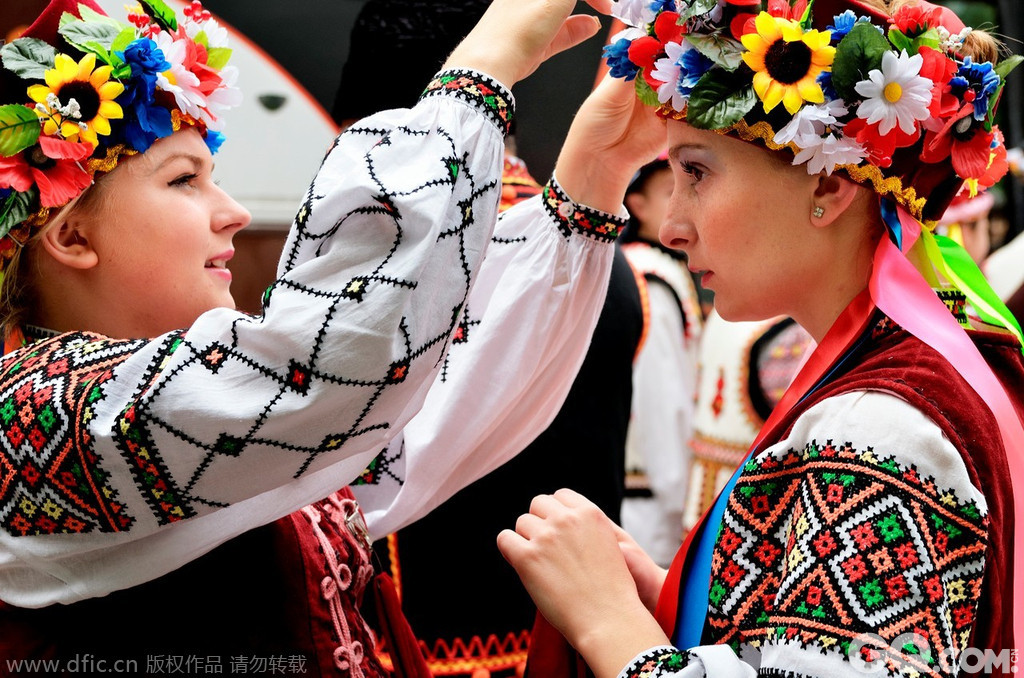 相对于俄罗斯著名的美女们，乌克兰的姑娘们显得更加娇美和精致，身材要更加纤细，皮肤也更粉嫩。走在乌克兰的大街上，这些充满了青春活力的姑娘们简直是让人目不暇接，除了身材绝佳，她们还拥有着天生的好品位，时尚在她们的身上被展现无疑。