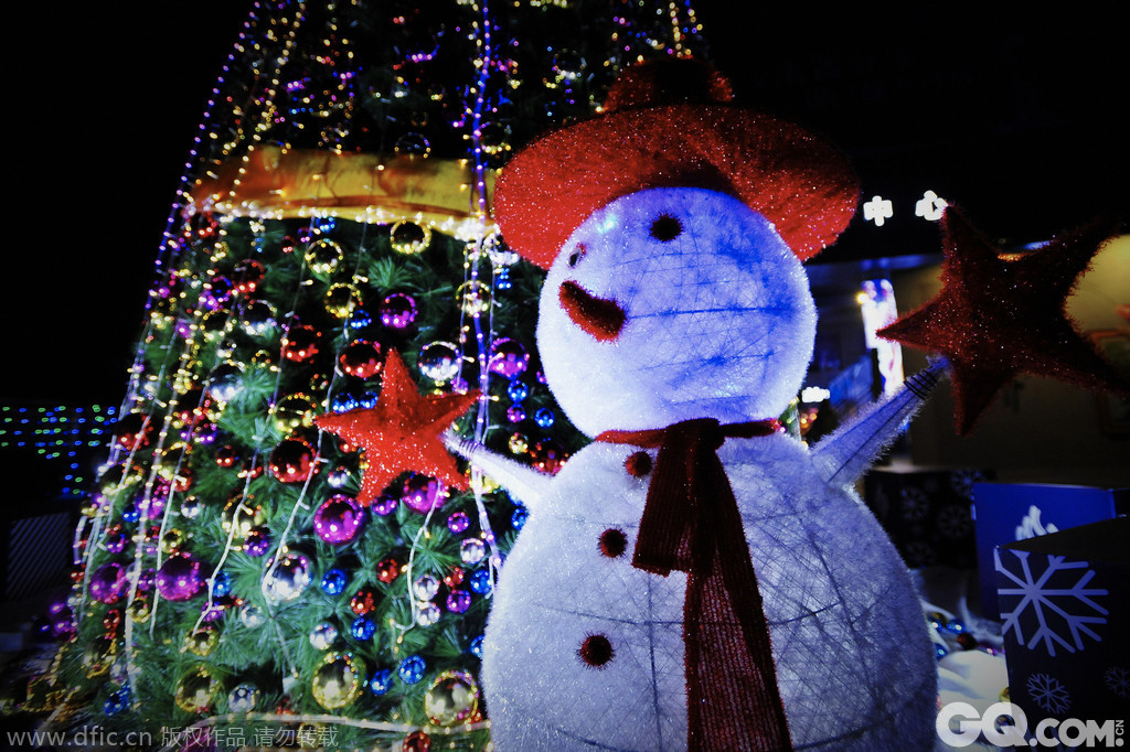 广东佛山，佛山越秀星汇云锦商业中心圣诞活动，圣诞树、圣诞老人、圣诞雪人、麋鹿，现场洋溢着浓浓的圣诞氛围。夜幕中，雪人张开双手，喜迎群众。