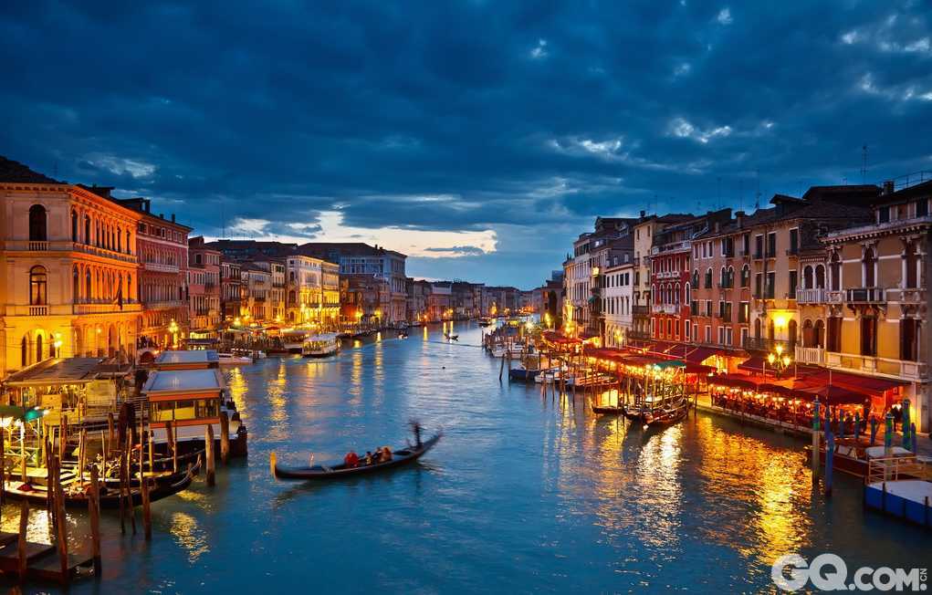 威尼斯水上城市是文艺复兴的精华，世界上唯一没有汽车的城市，上帝将眼泪流在了这里，却让它更加晶莹和柔情，就好像一个漂浮在碧波上浪漫的梦。