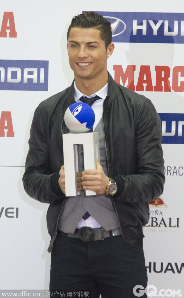 当地时间2014年11月10日，西班牙马德里，众星出席13/14赛季马卡报西甲最佳颁奖典礼，C罗潮装亮相获最佳射手及最佳球员。