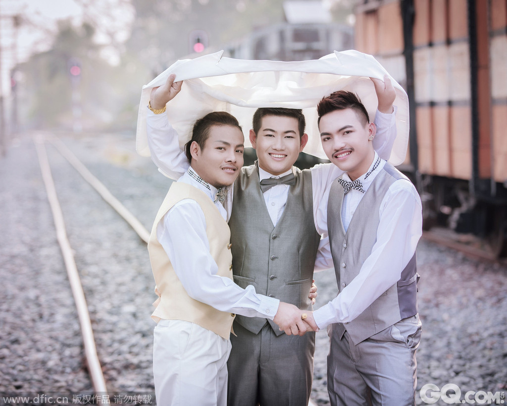 他们的结合成为世界上首例三人同性婚姻组合。