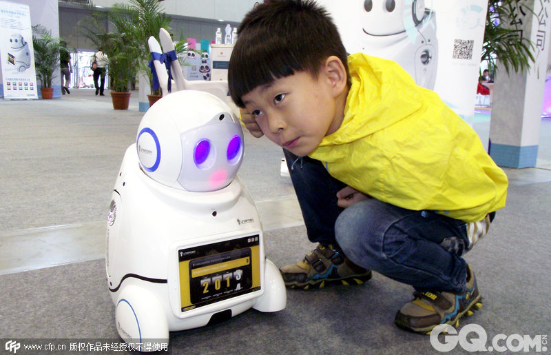 当地时间2014年12月1日，日本东京，软银生产的仿人机器人Pepper向顾客介绍雀巢咖啡机。雀巢公司“雇佣”了一批机器人推销其咖啡机。