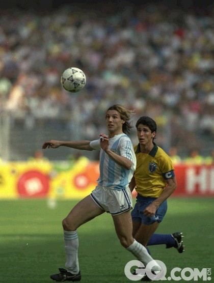 那个时候阿根廷并不是因为球王而强大，“风之子”卡尼吉亚，也是阿根廷国家队鼎盛时期的一块重要版图。阿根廷曾经在世界杯上上演过1-0击败巴西的经典比赛，在那场比赛里，就是马拉多纳传球，卡尼吉亚破门得分的。就是这么优秀的一名前锋，却在25岁的时候染上了毒品。1993年，卡尼吉亚因服用可卡因，而被禁赛13个月。从此，卡尼吉亚职业生涯开始走下坡路，最终黯然退役。