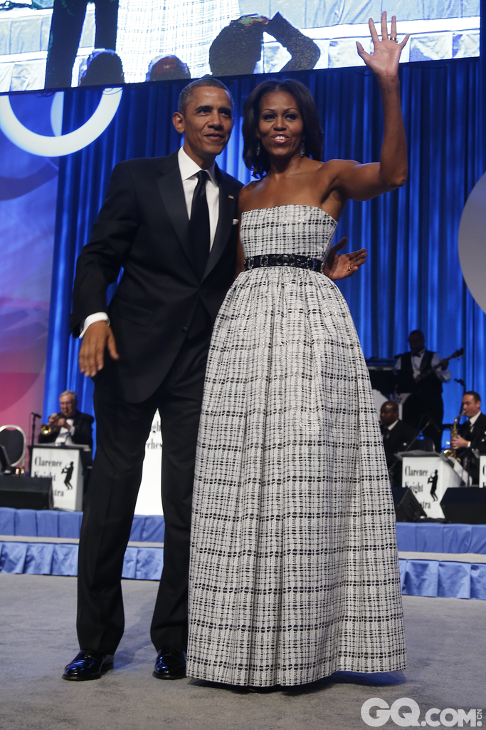 当地时间2013年9月21日，美国华盛顿，总统奥巴马参加国会黑人议员团基金会（CBCF）晚宴，与妻子米歇尔在舞台上秀恩爱。