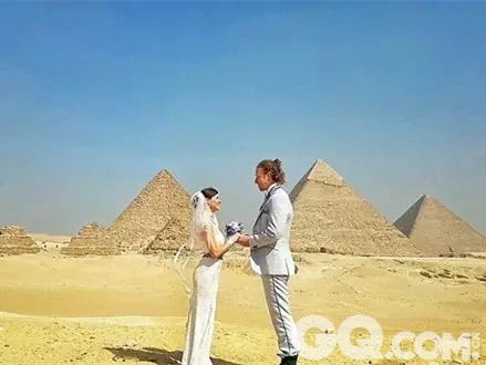 这对夫妇最近停留的一个国家是哪里呢？埃及，在这里，他们在骆驼和金字塔的背景下喜结连理。