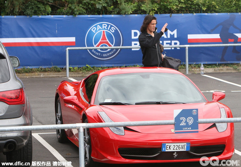 当地时间2013年9月15日，法国巴黎，巴黎圣日耳曼前锋卡瓦尼参加完训练离开训练场，座驾法拉利458极其引人注目。 