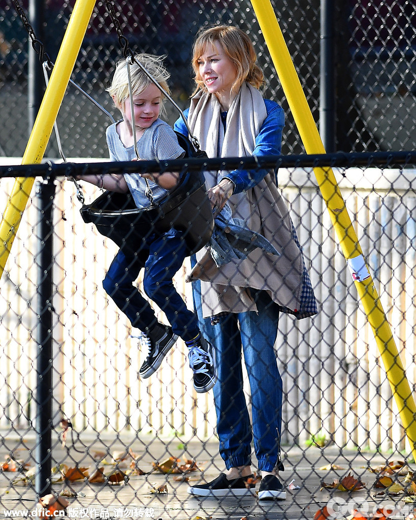 当地时间2014年11月11日，美国纽约，娜奥米-沃茨带宝贝玩荡秋千。把儿子推倒极高位置吓得连影后都退步三舍。