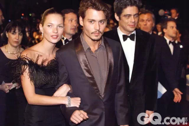 昔日恋人凯特·摩丝（Kate Moss）挽着约翰尼·德普（Johnny Depp）现身1998年的戛纳红毯。他们从1994年开始一直到1998年结束，走完了从相爱到想离的全过程。两个曾经深爱的人因为性格不合而分手，据说在某次争吵之后，约翰尼·德普（Johnny Depp）竟然把一家高级酒店的套房砸了个稀烂。