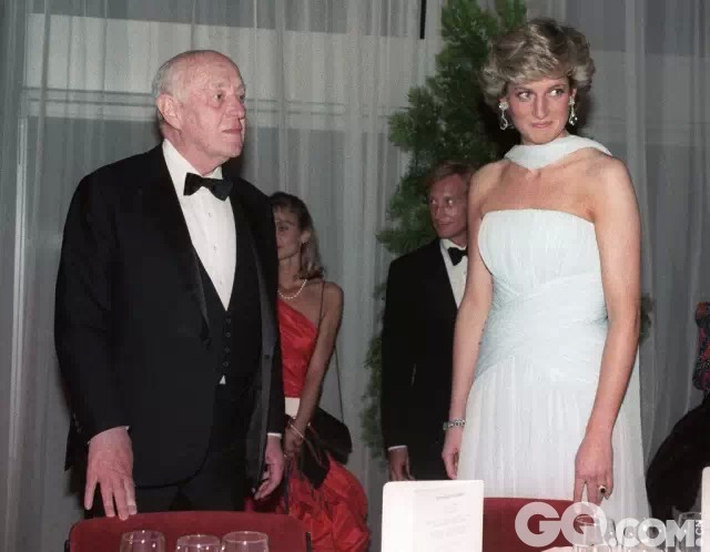 1987年第40届戛纳晚宴上，戴安娜王妃身穿淡蓝色礼服和英国演员亚利克·基尼斯爵士（Alec Guinness）合影。王妃身上的这件礼服曾在2007年的一个慈善拍卖会上被拍卖。