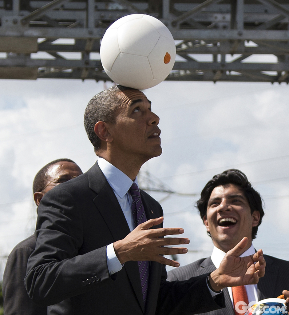 2013年7月2日，坦桑尼亚达累斯萨拉姆，奥巴马造访坦桑尼亚，海狮顶球引来一片叫好。
