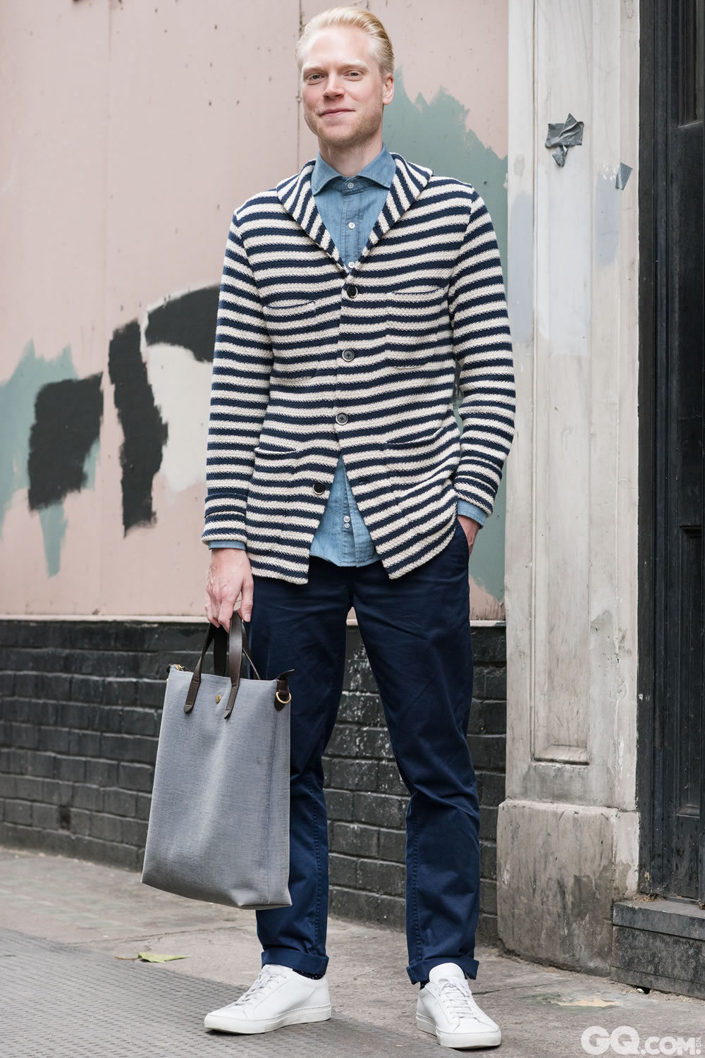 Sam
Jacket: Borino
T-shirt: Drakes
Trousers: Acne
Shoes:	Common Projects 
Bag: Mismo 

Inspiration: Today was a mix of different shades of blues
(今天就是让深浅不一的蓝色混搭起来)