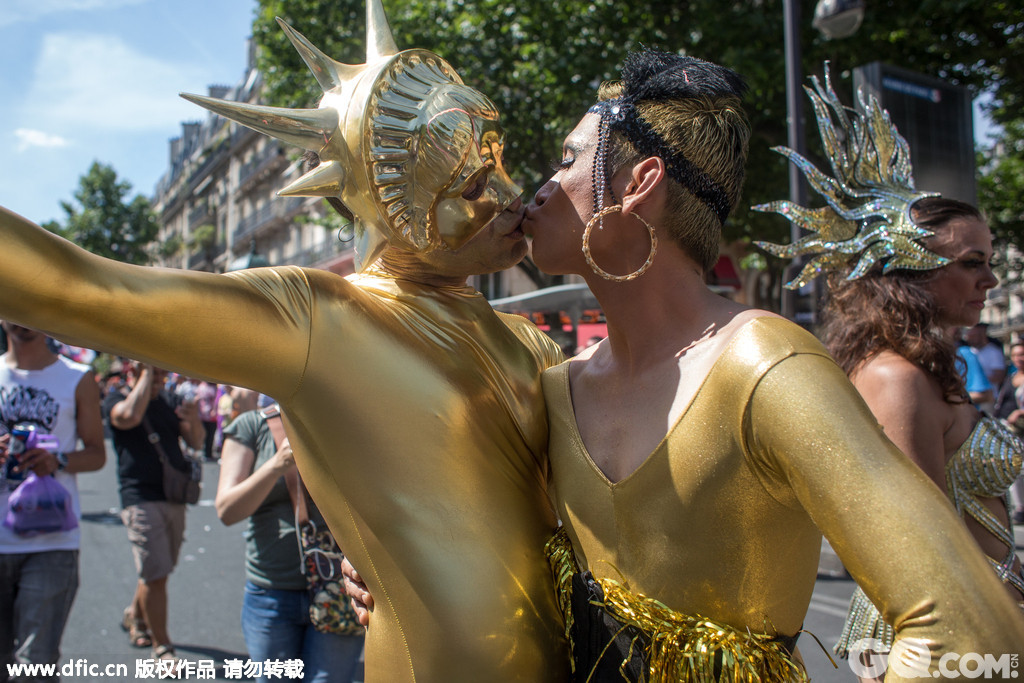 作为浪漫之都的法国巴黎以街头热吻的方式来庆祝全美同志的自由。