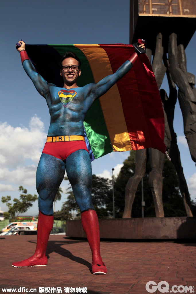 在危地马拉城，“超人”举着五彩旗出现，大声喊着“自由、平等、互相尊敬！”