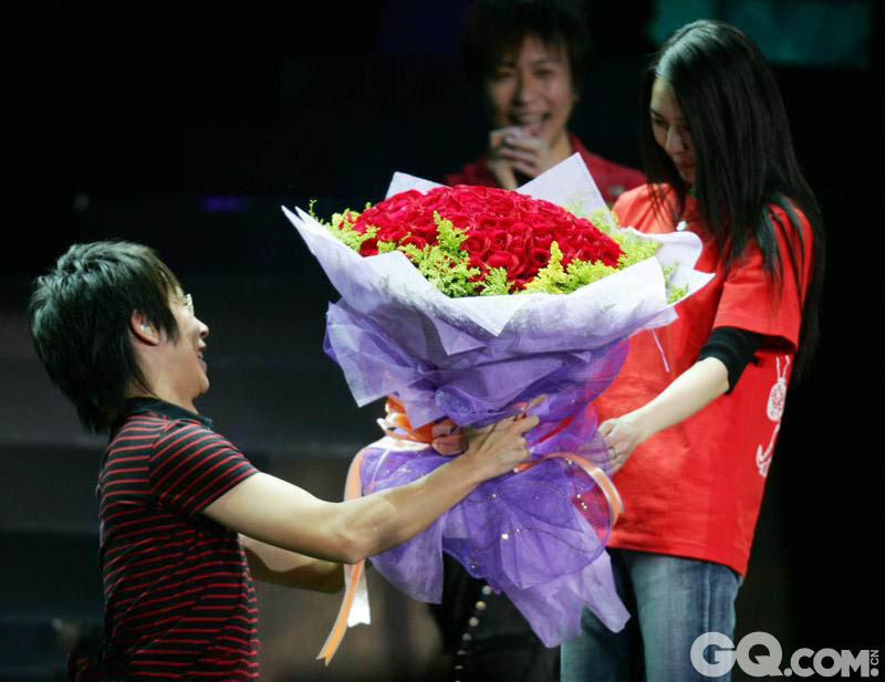 2005年11月5日，北京，五月天乐队“当我们在北京”演唱会在北京工人体育馆举行，成员冠佑当着众多歌迷的面跪地向女友求婚，二人当台热吻，幸福甜蜜。
