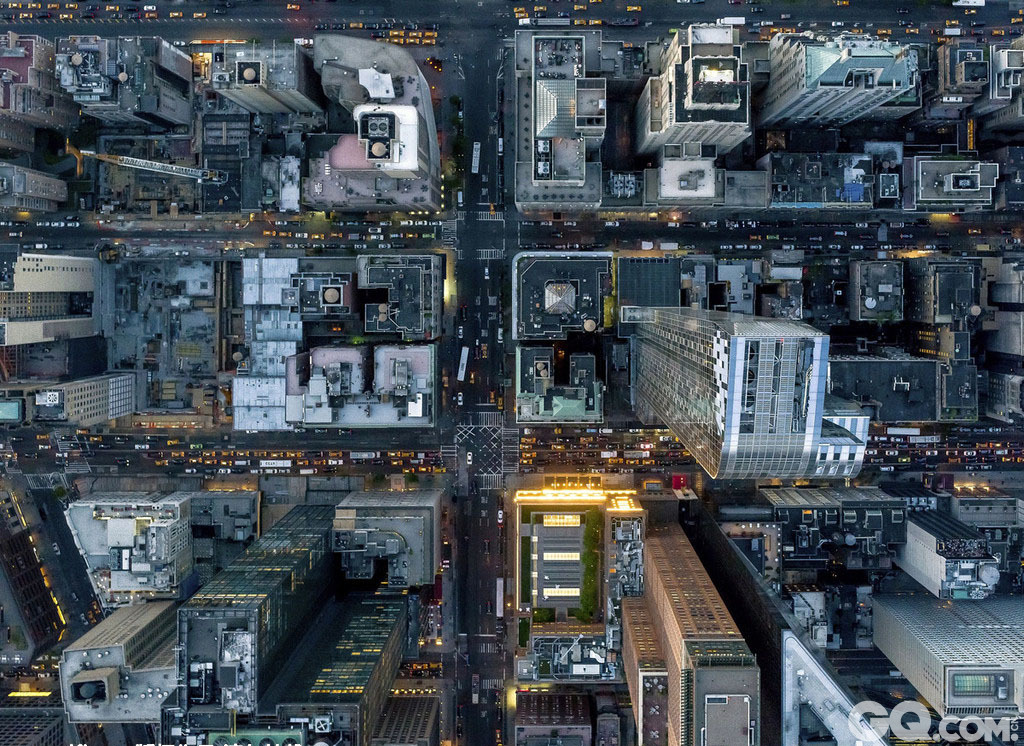 近日，LANY展览同时在纽约和洛杉矶举行，参展作品包括Jeffrey Milstein的摄影系列。Milstein擅长在直升机上用画幅相机拍摄俯瞰纽约的画面。如今他在个人艺术展中展示了这些纽约艺术作品。这辑作品的亮点在于其迷人的高空景色，既可以看到Stuyvesant Town的棕色建筑，也可以看到自由女神像、大都会艺术博物馆、时代广场夜景和帝国大厦。