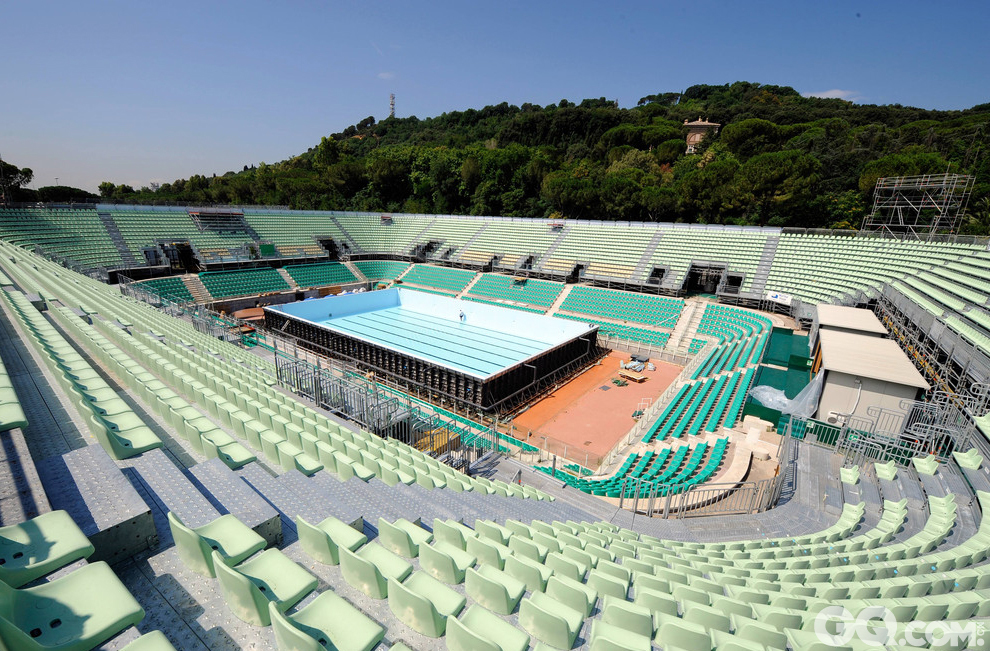 2009年在意大利罗马，体育场中心安置了一个户外露天泳池。   