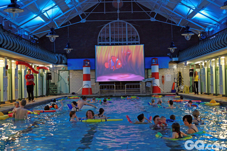 英国约克夏郡的一家游泳馆临时改造成泳池电影院，可以让人们在游泳戏水的同时欣赏大片，特别的是，即使在水下也能听到声音，因为音响也同样安置在了水下。   
