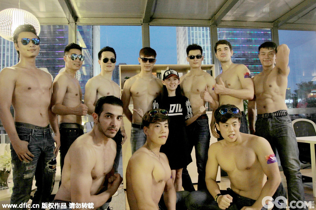 2015年7月4日，武汉汉街，10名半裸猛男助阵万达地产促销活动，吸引众多女性市民参与。