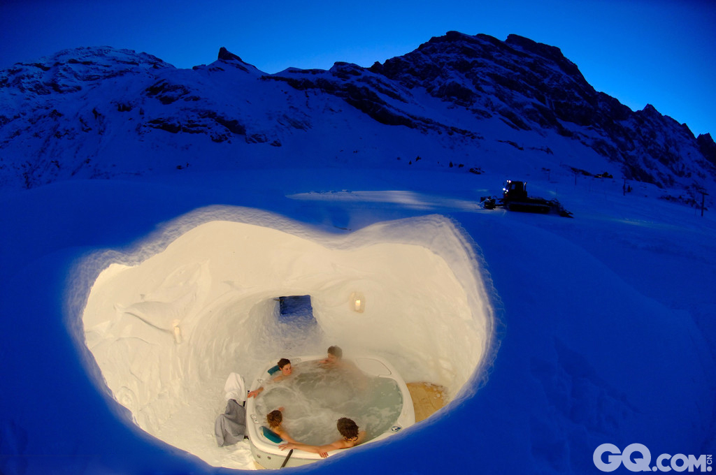 坐落在瑞士高山上的“冰雪酒店”（Iglu-Dorf）完全就地取材由冰雪建成，被称为世界上最“冷”的酒店。不过，住在这里虽然寒冷却也别有乐趣，浪漫冰屋、烛光套房、温泉桑拿、涡流沐浴，让您尽享浪漫与刺激。客人还可以享受丰盛的早餐、加香料的热葡萄酒。这座酒店每年冬季在阿尔卑斯山到比利牛斯山脉的6个地点重建，从圣诞节开放至次年4月，每个村落一晚能留宿38名客人，不过他们必须睡在置于厚厚的羊毛地毯上的睡袋里，以抵御零下40度的严寒。所以这里的住宿费用并不便宜，一个人的标准是99欧元。   