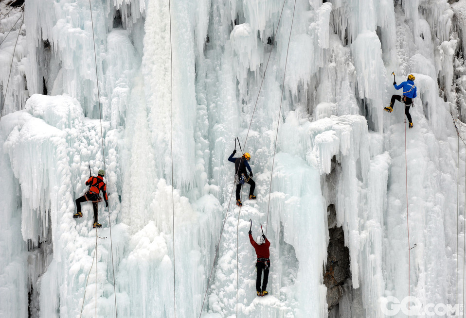韩国原州，趣味“人造冰墙”吸引许多攀岩爱好者前来体验。   
