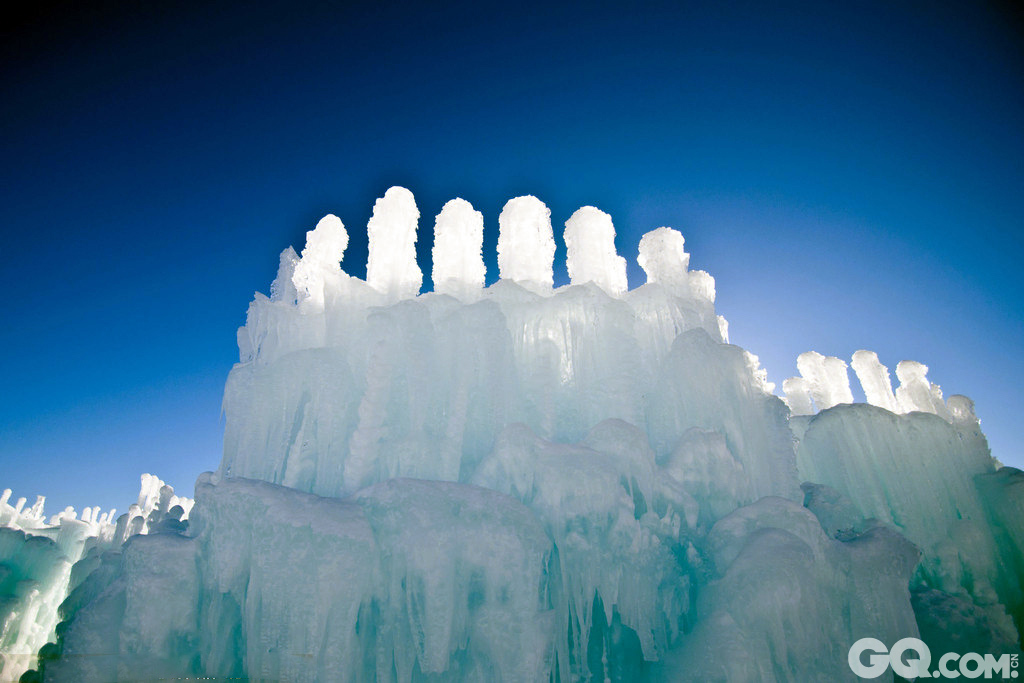 这个冰城堡位于美国科罗拉多州，完全是由冰支撑的，内部没有其它支撑结构，高度大约有40英尺，重量超过10000吨，需要用300万加仑的水浇灌建造，最开始是由艺术家Brent Christensen在自家建造的，后来该冰城堡规模逐渐扩大，每年冬季都会定期建造，吸引大批游客参观，甚至还有新人专门来此举行婚礼。   