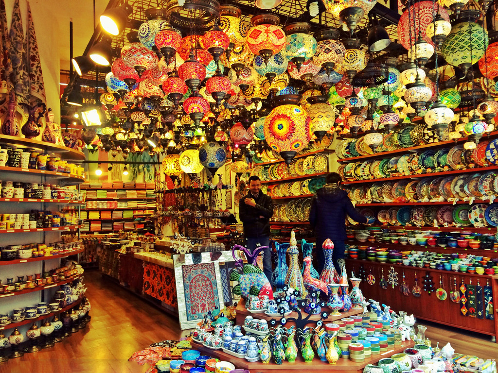 伊斯坦布尔美轮美奂的灯具店。  