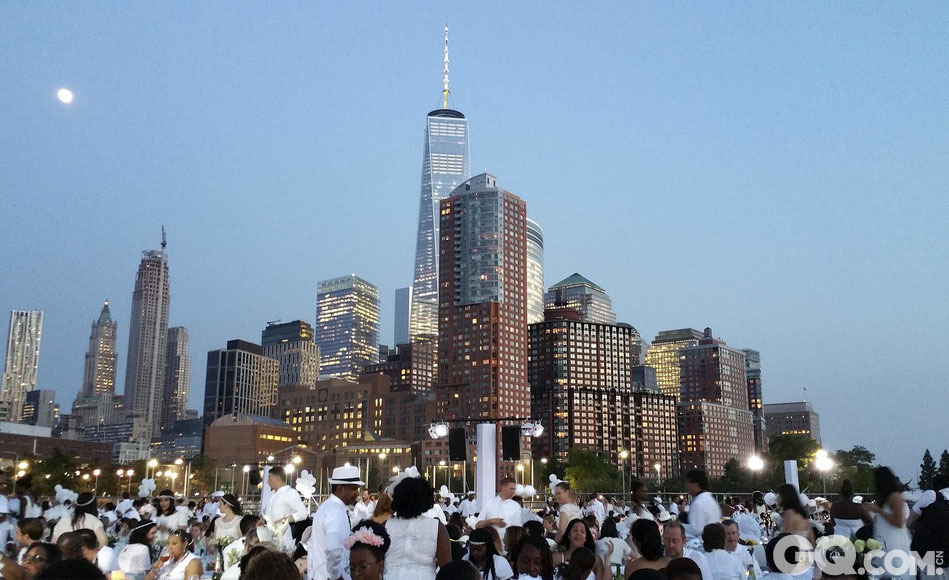 当地时间2015年7月28日，美国纽约的市民们身穿白色衣服参加“白色晚宴”。据悉，“白色晚宴”活动起源于法国巴黎，现在每年在全世界多个城市举行，参加这一活动的客人被要求身着白色服装，自带白色餐具、食物以及饮料等。 