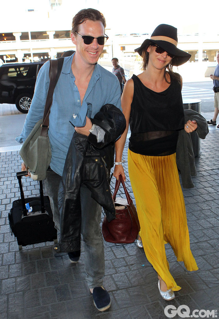 本尼迪克特·康伯巴奇携妻子苏菲·亨特现身机场。