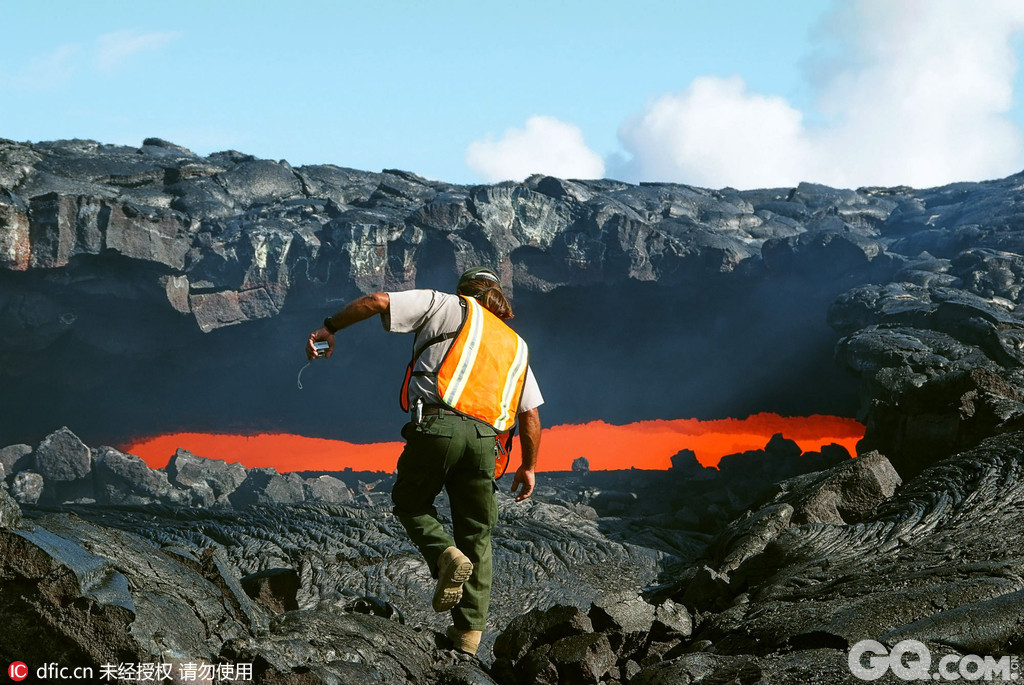 美国夏威夷火山国家公园坐落在夏威夷大岛沿岸的火山区上，该公园中最著名的活火山是奇劳威亚和冒乌纳罗亚，它们溢出的奔腾汹涌的火山熔岩，形成了大岛独特的地形地貌。