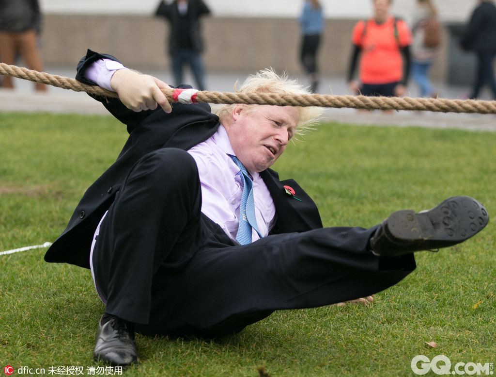 英国伦敦，伦敦市长鲍里斯-约翰逊参加伦敦罂粟花日的军人拔河比赛，不慎脚下打滑，摔了个屁股蹲儿，场面十分尴尬。   