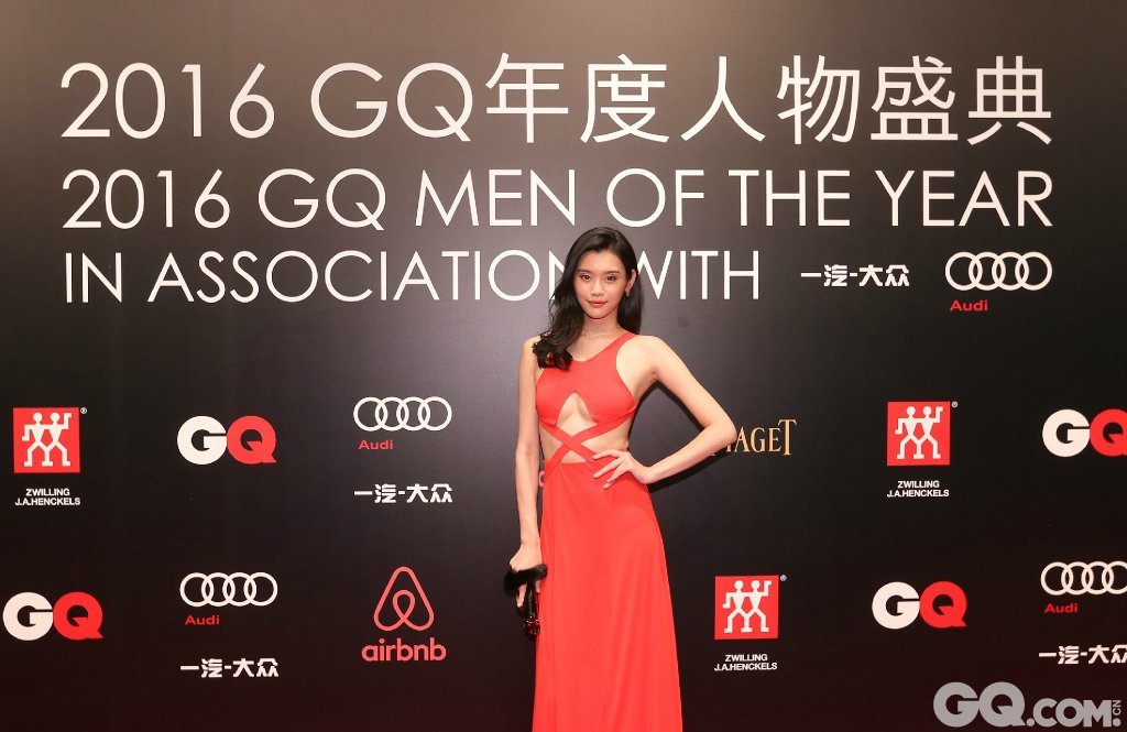 奚梦瑶出席2016GQ年度人物盛典。