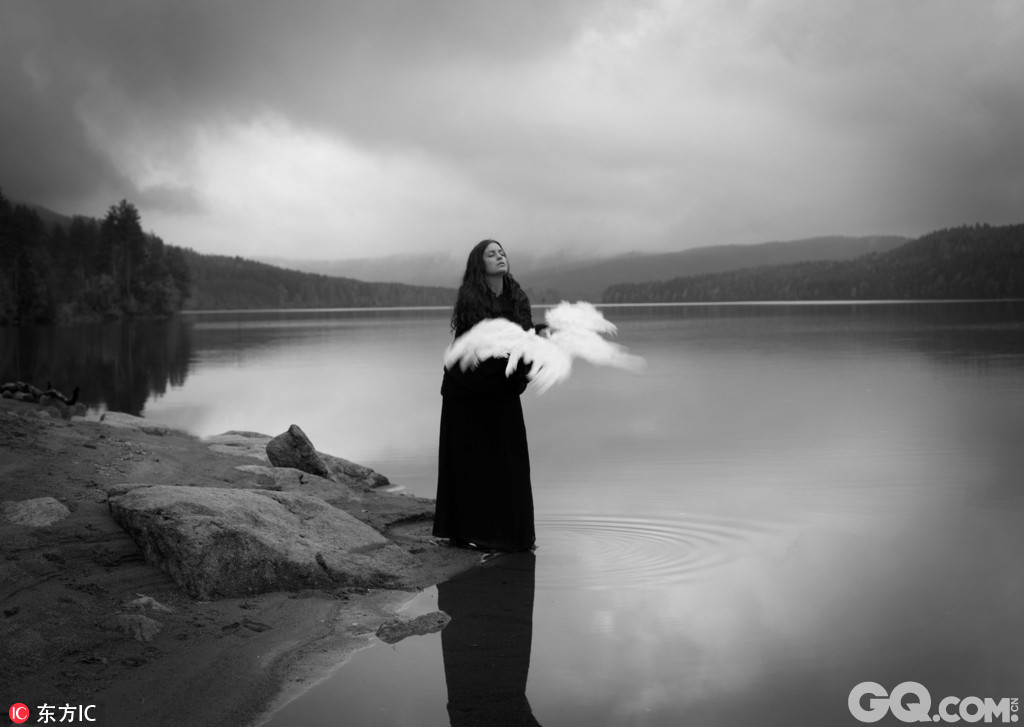 挪威艺术摄影师Maren Klemp的一系列有关“躁郁症”的纪实作品，这些触动人心的黑白肖像作品表达出了摄影师眼中的人类内心的“黑暗面”。居住在奥斯陆的Maren Klemp本人于2013年被确诊为“躁郁症”，她的这些作品总能唤起那些有与精神疾病患者共同生活经历的读者的共鸣。