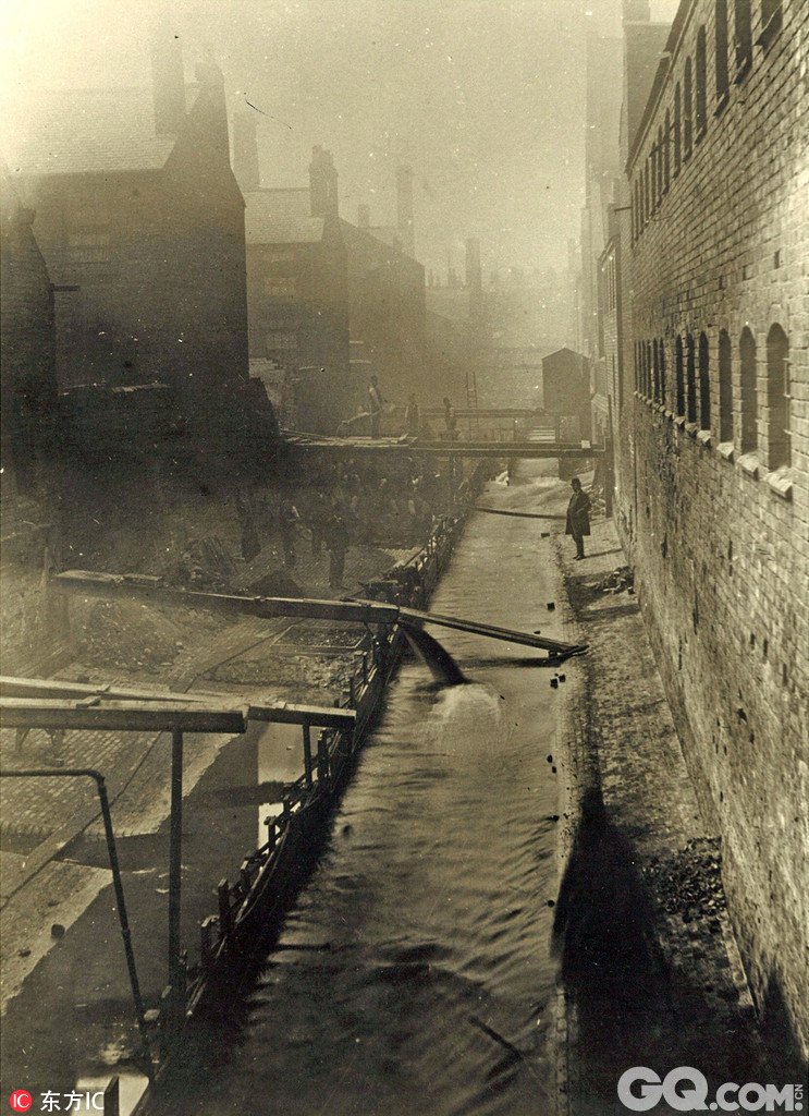 英国伯明翰摄影师Michael Scott拍摄了一组当地的地下水道，这些下水道建造于维多利亚时期，隐藏在喧嚣繁华的工业名城下，见证了伯明翰著名黑帮团伙Peaky Blinders的兴起没落，跨越百余年至今仍在使用。