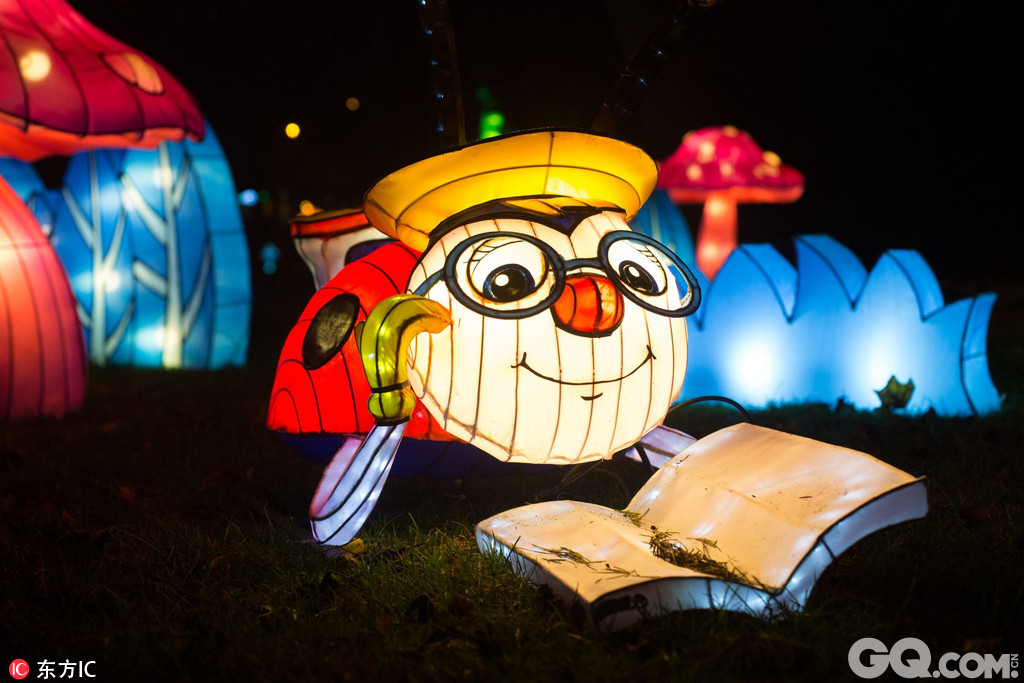 英国利兹，神奇灯笼节在朗德公园开幕，4万多枚彩灯打造的30多个巨型手工灯笼惊艳亮相。   
