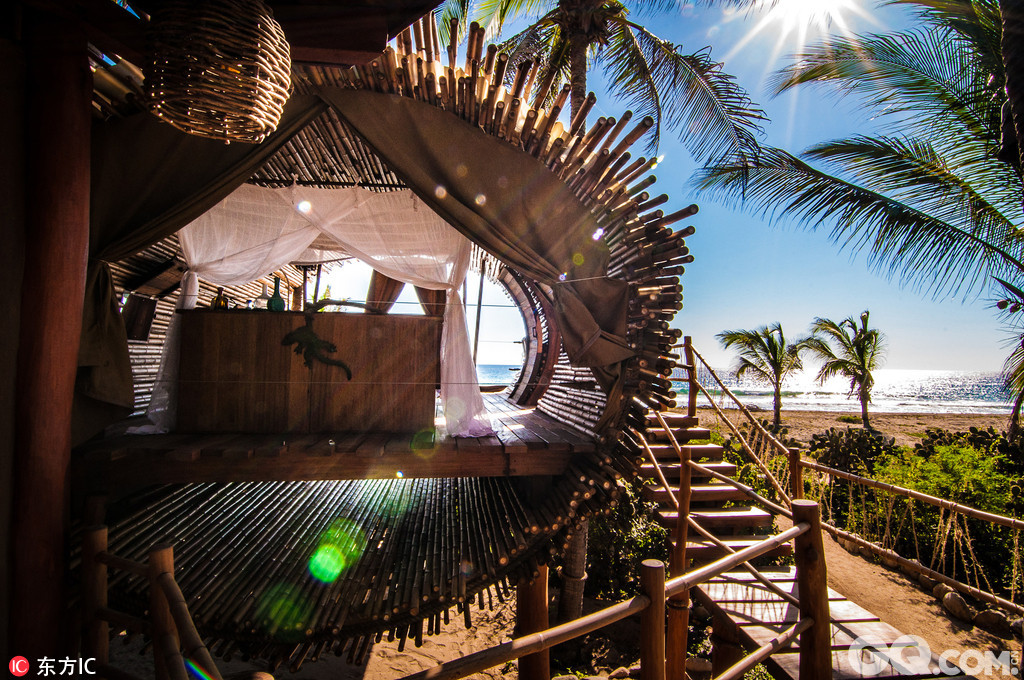 墨西哥的Playa Viva度假屋，这里能让你在环保的同时尽情享受奢华！ Playa Viva度假屋坐落在锡瓦塔内霍30分钟车程的Juluchuca，是一座由竹子建成的环保树屋，占地700平方英尺（约65平方米），周围棕榈树林环绕金色十分宜人。