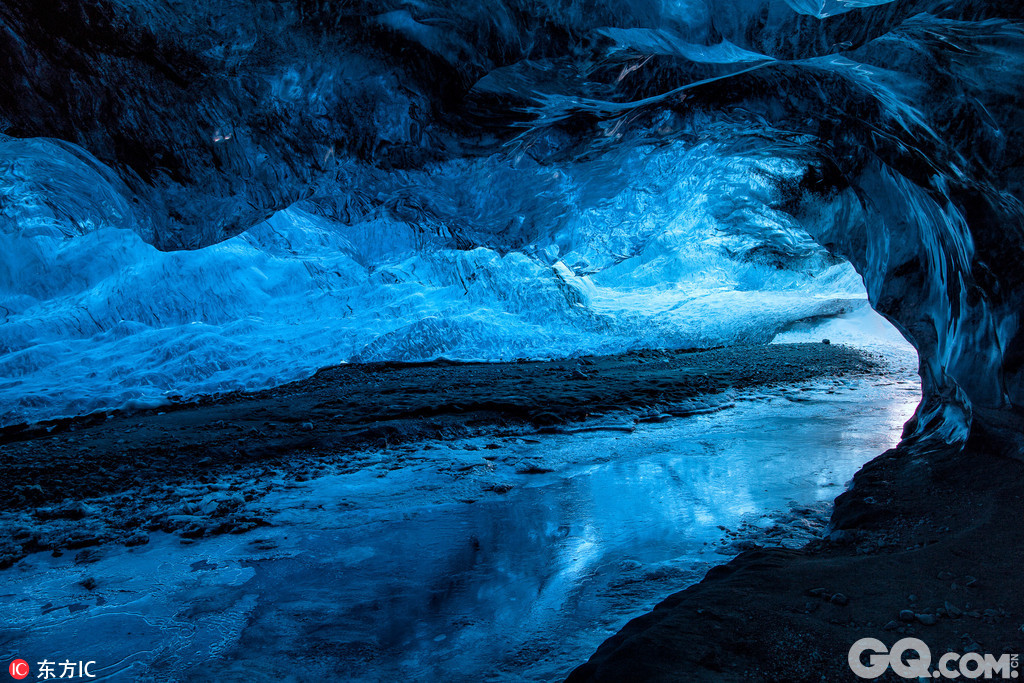 冰岛哈夫纳夫约杜尔摄影师哈夫纳夫约杜尔冒险前往Breidamerkurjokull冰川，拍下了该地壮观的冰洞奇景和来此探险的冒险家。在这组令人震撼的图中，幽湖水映衬光滑的冰川，形成深邃幽兰的色调，与冰冻上方的天空形成强烈对比，顺着蜿蜒崎岖的冰川仰望，积雪洁白无瑕，冰冻幽蓝深邃，加上阴影处的暗黑色，黑白蓝三色形成了一个神奇的纯净世界。