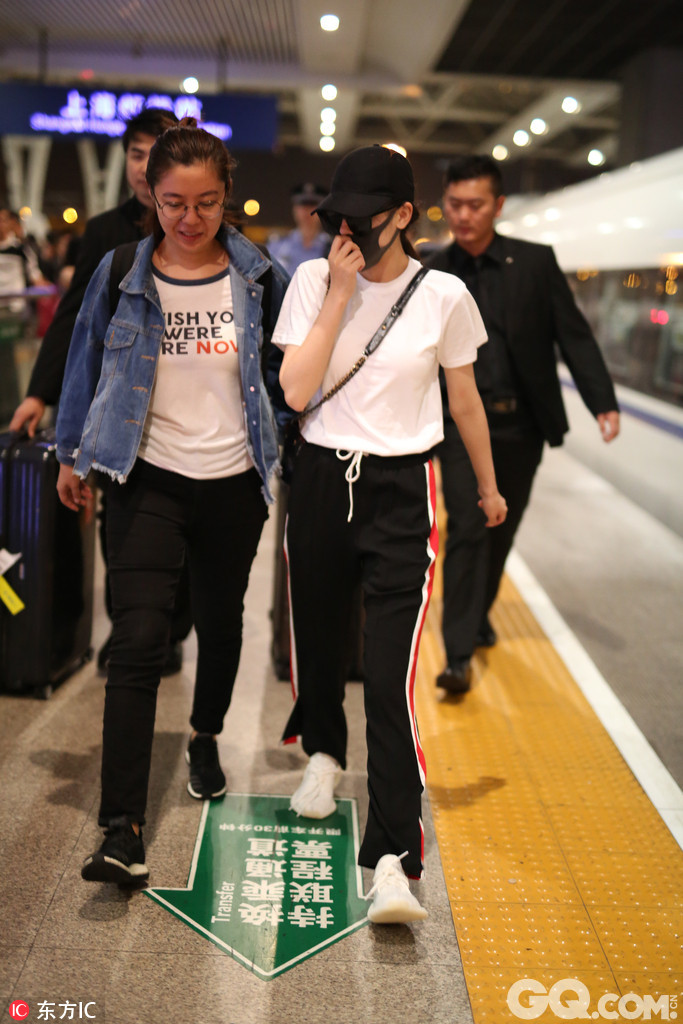 2017年8月13日，上海，迪丽热巴现身高铁站。