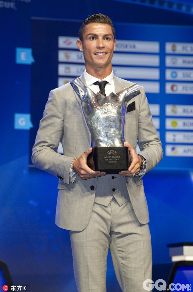 16/17赛季欧足联最佳颁奖典礼，C罗荣膺欧足联年度最佳球员，马尔滕斯获最佳女球员。