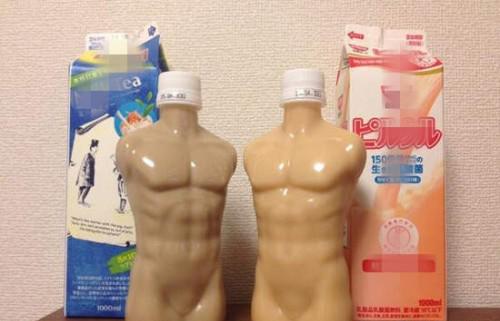 剥开饮料瓶外壳，呈现在你面前的是男子裸身躯体造型，这恶趣味可还行?
