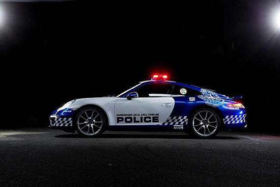 保时捷汽车澳大利亚早在两年前，就与当地的警察局开始合作，而这台911 Carrera也是为了取代之前的一部Panamera，未来，这台警车还将会参与到当地的一些青年项目以及善款筹集活动中，用一种积极交互的方式，来体现我们所谓的“警民一家亲”。