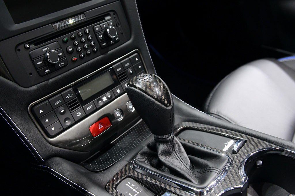 GranCabrio MC百年纪念版敞篷跑车还将单阻尼率减振器作为标准装备，提高了车辆的运动感觉，又保持了适当的舒适性。MC-Auto换挡则提供了一系列休闲驾驶功能，即使在更具运动风格的驾驶条件下也能使GranCabrio MC敞篷跑车的驾控充满乐趣。