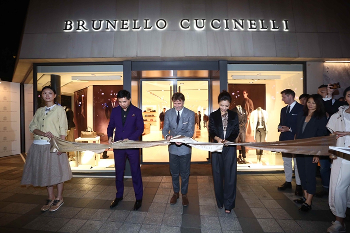 Brunello Cucinelli 2015春夏男装系列对剪裁技术精益求精，使用名贵物料以传统方式制作符合西方审美的衣裳。
