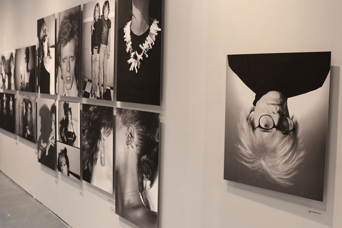 Ports 1961创意总监Fiona Cibani将摄影展描述为一场“充满激情和优雅态度”的展览，她特别从Makos拍摄的Andy Warhol变装女性肖像中挑选出3幅，创作了限量版服饰系列，将图片以原始叠印技术印刷于针织布和丝缎之上，制造出三维立体效果。T恤、运动衫以大号金色拉链和白色衬衫边作为装饰，展现Ports 1961一贯的设计风格。Andy Warhol限量系列会在上海10 Corso Como随展出售并在Ports官网正式发售。