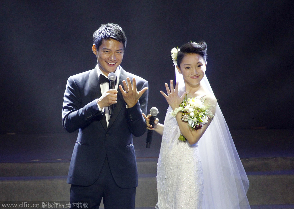 2014年7月16日，浙江杭州，关爱特殊儿童“ONE NIGHT公益晚会”。44岁华裔男星高圣远与周迅宣布与订婚。